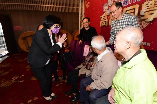 彰化县长王惠美今天亲自出席社会处高龄同学会餐会，向人瑞与结缡70年的长者夫妻们祝贺。（谢琼云摄）