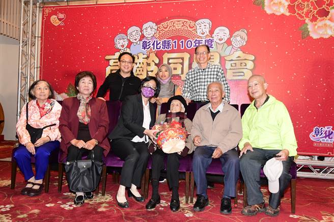 103岁人瑞陈许好（前排右三）曾遇上八七水灾，幸运在洪流中获救，自此心存感恩茹素念佛。（谢琼云摄）