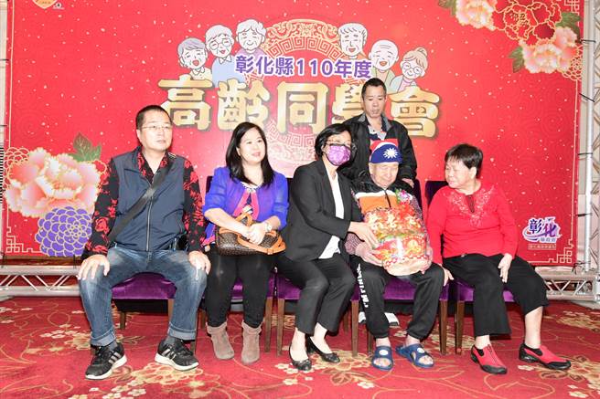 员林市李克亚(右二)被家人封为最佳好爸爸，也是优秀的计程车司机。（谢琼云摄）