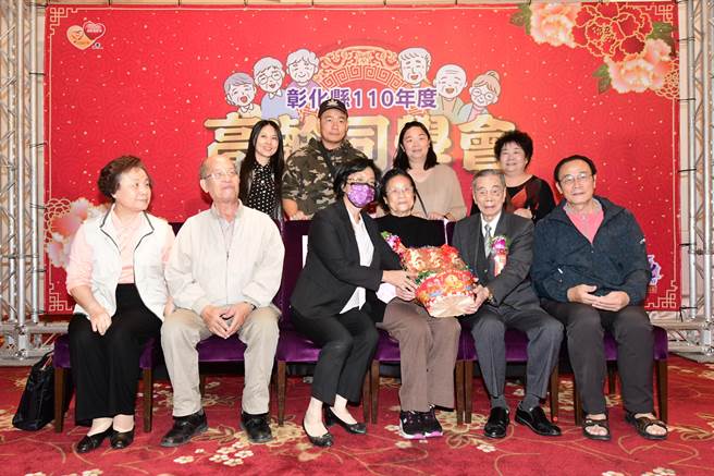 彰化县长王惠美（左三）今天亲自出席社会处高龄同学会餐会，向人瑞与结缡70年的长者夫妻们祝贺，她颁奖表扬白金婚的郑万清夫妻。（谢琼云摄）
