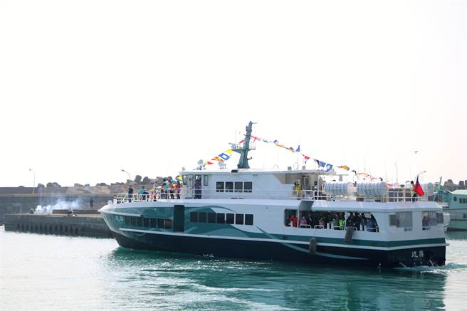 琉球乡新公营交通船「琉兴」23日正式启航，琉球到东港只要25分钟。（谢佳潾摄）