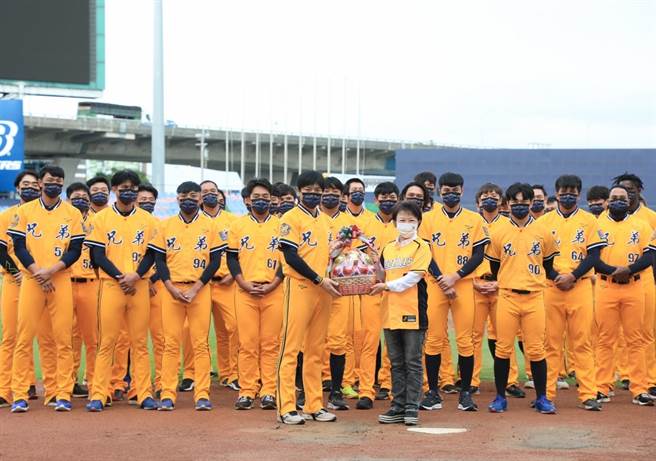 市长卢秀燕力挺中信兄弟，23日前往洲际棒球场为全体队员加油打气。（台中市政府提供）