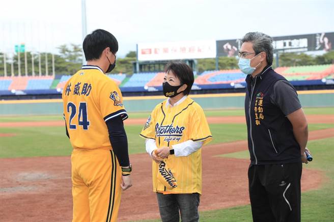 卢秀燕到洲际棒球场慰劳中信兄弟全体队员，关心选手练球及目前状态。（台中市政府提供）
