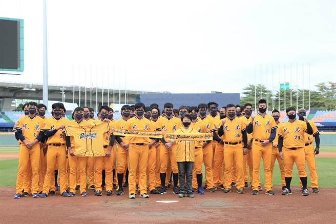 中职总冠军赛周末开打，卢秀燕预祝中信兄弟勇夺总冠军。（台中市政府提供）