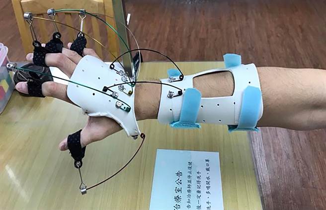 卫生福利部南投医院指出，中风等患者所造成的手部肢体控制困难，可透过「动态副木」进行手部功能復健。（卫生福利部南投医院提供／黄国峰南投传真）