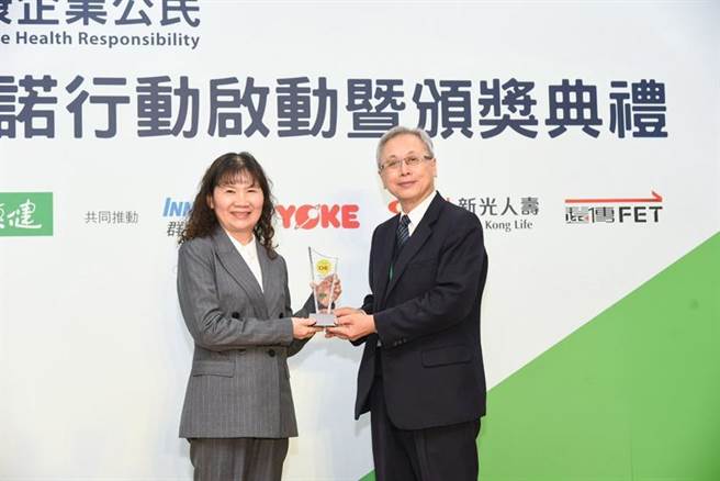 上银科技资深副总经理吴月琴23日代表上银，从前国建署长王英伟手中接下2021年健康企业公民—最佳进步奖。（图／上银科技提供）
