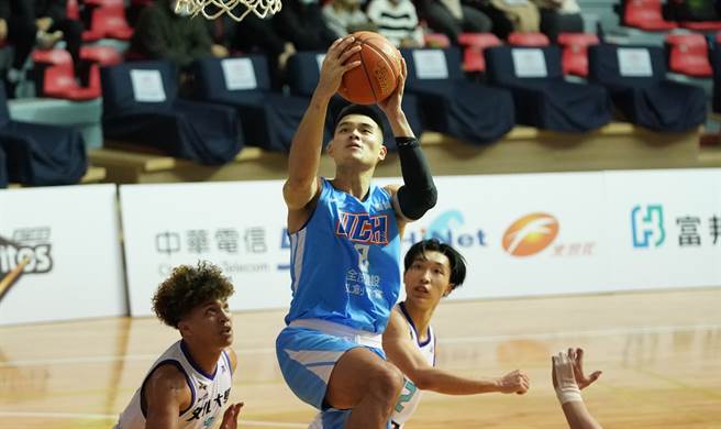 健行科大陈范柏彦（中）连两场得分超过20分，23日与文化大学一战，贡献25分、13篮板。（大专体总提供）