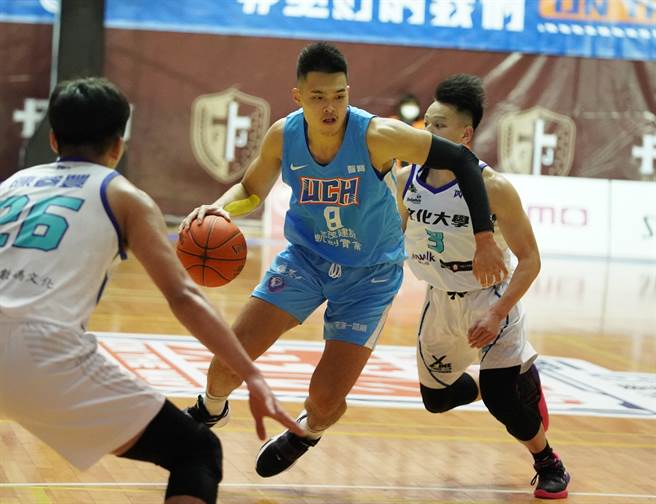 健行科大陈范柏彦（中）预赛前两战平均得分25.5分。（大专体总提供）
