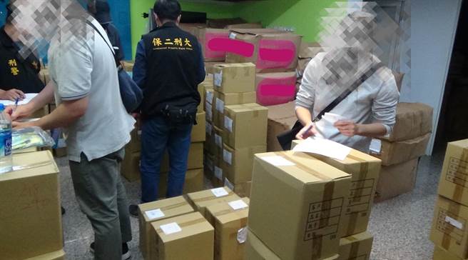 警方在谢嫌公司起出多箱盗版侵权书籍及盗版学校专用考卷。（翻摄照片／石秀华高雄传真）