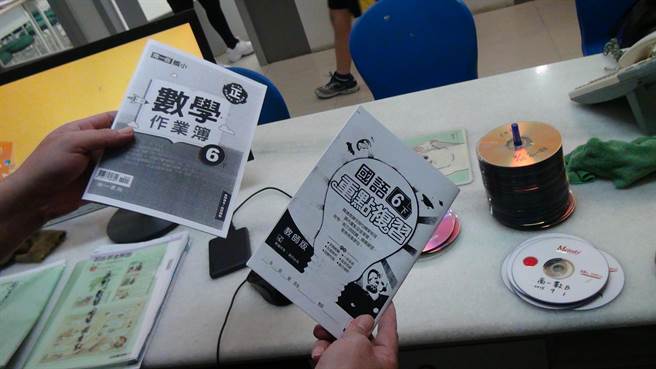 警方在谢嫌公司查扣盗版后列印的国中、小学校段考卷与评量等实体书籍。（翻摄照片／石秀华高雄传真）