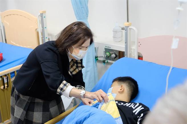 宜兰县发生多间学校的学生疑似在吃了营养午餐后发生食物中毒状况，县长林 姿妙也立即前往医院探视学生。（宜兰县政府提供／胡健森宜兰传真）