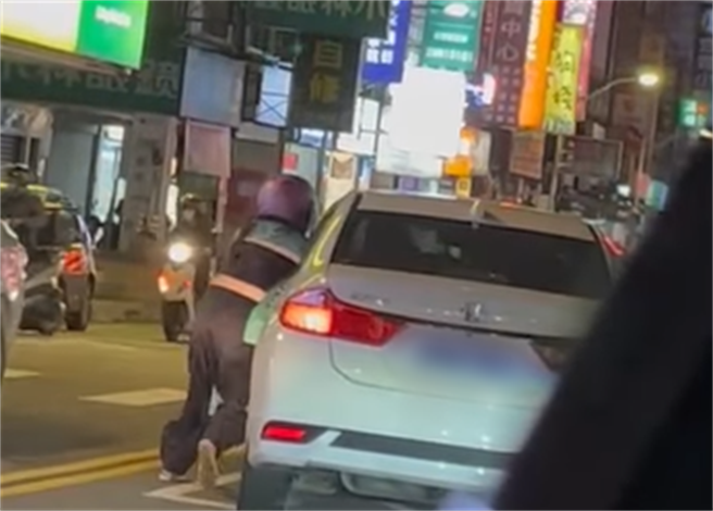 顏姓女子不满机车钥匙被前男友拔走，气地当街抢钥匙，引起民眾恐慌。（翻摄脸书社团《我是土城人》）