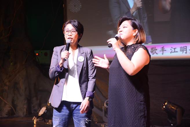 花蓮媳婦藝人杜詩梅（右）介紹登台歌手，台東子弟、之名歌手江明娟（左）演唱膾炙人口歌曲。（王志偉攝）