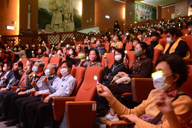 旺旺公益演唱會來到花蓮，社會處長陳加富陪同500多位志工朋友來場音樂饗宴。（王志偉攝）