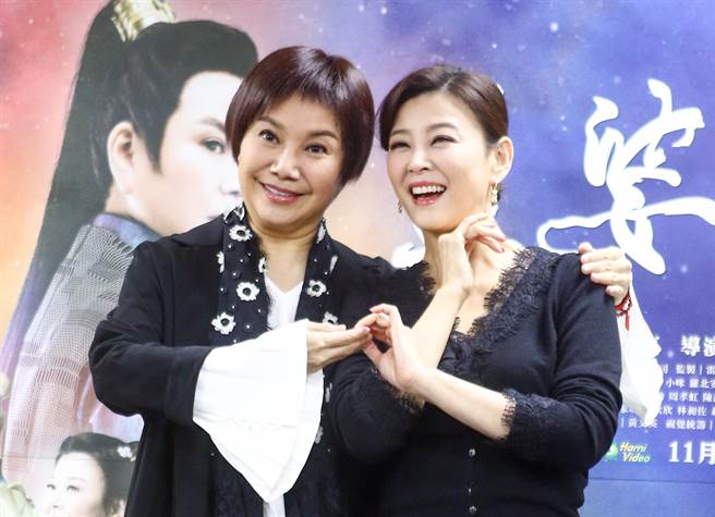 唐美云与方馨在《孟婆客栈》演情侣。（邓博仁摄）