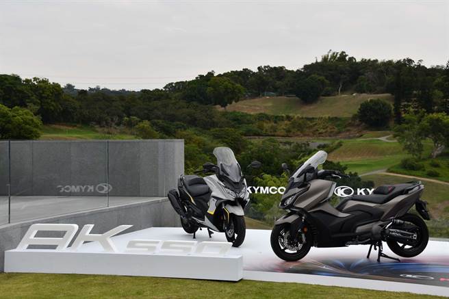 光阳机车米兰车展展出三轮休旅CV3、大型旗舰AK550（陈大任摄）