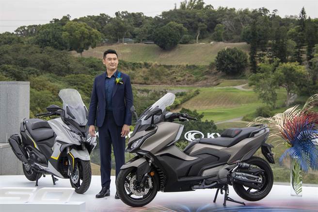 光阳董事长柯胜峯与最新款AK550。（陈大任摄）