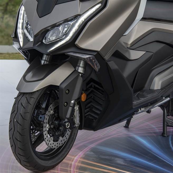 AK550车头有着相当抢眼的设计，头灯炯炯有神。（陈大任摄）