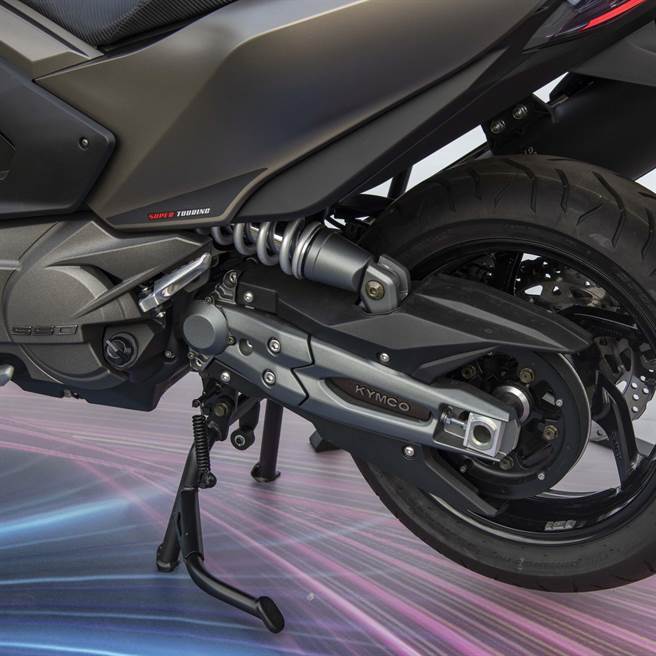 AK550后轮为多连杆设计。（陈大任摄）