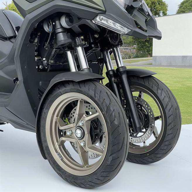 CV3有着特殊的前轮结构。（陈大任摄）