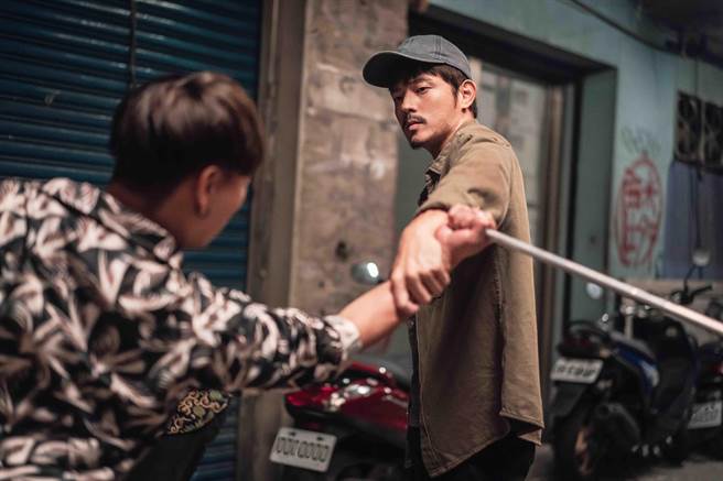 宥胜剧中单手制伏小混混。（TVBS提供）