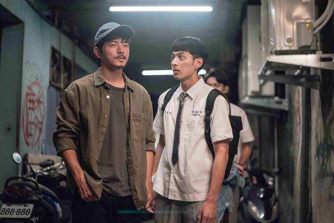 宥胜剧中出手搭救学生。（TVBS提供）