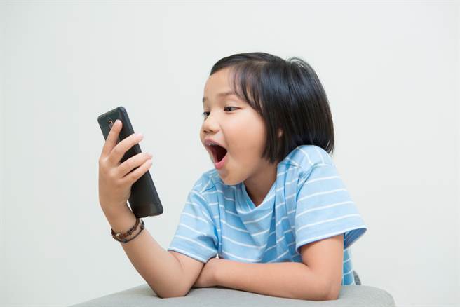 一名女网友透露，她的手机被侄子拿去玩，相簿里与丈夫一起拍下的裸照全被看光，让她好尷尬。（示意图／Shutterstock）