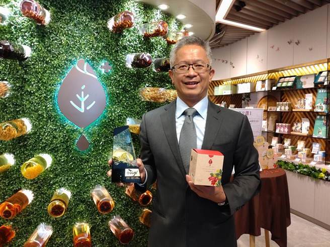 为庆祝臻品植萃抱回第20个大奖，即日起至12/25，推出购买花草茶新品和面膜都有买3送1优惠。（图／曾丽芳）
