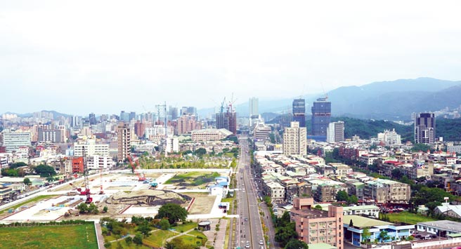 多项都更大案占据南港西轴线，发展完熟将串起南港、信义与内湖，备受市场期待。图／郑启明