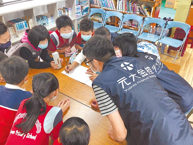 元大志工与学童进行团康游戏。图／元大金控提供