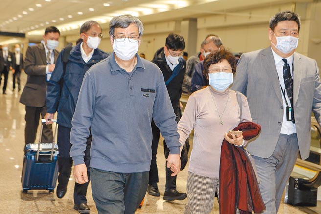 前副總統陳建仁伉儷結束訪歐行程，於22日晚間抵達桃園國際機場。陳建仁在19與20日應立陶宛外交部邀請出席「民主未來－對抗極權主義高階論壇」，分享台灣民主經驗。（圖文︰陳麒全）