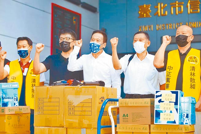 罢免林昶佐领衔人郑大平（右二起）、台北市议员锺小平、金色力量主席童仲彦10月9日至台北市选举委员会递交连署书，23日将再补件6600份连署书。（本报资料照片）