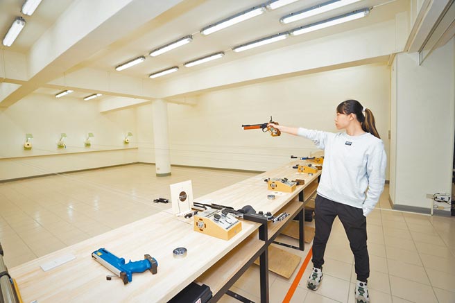 清華大學最近開設「射擊初學」體育選修課程，一推出40個名額馬上被秒殺。（清華大學提供／陳育賢新竹傳真）