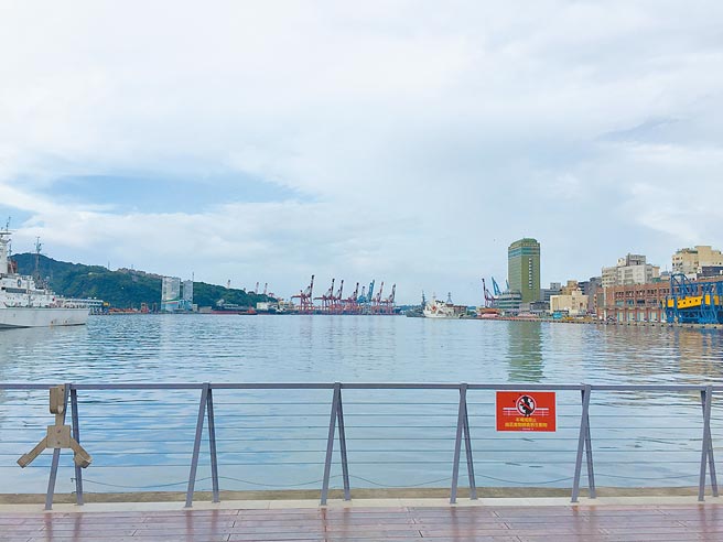 基隆市政府近年推出基隆新玩法，搭船游双港到和平岛，如同水上计程车，盼能推广观光。（陈彩玲摄）