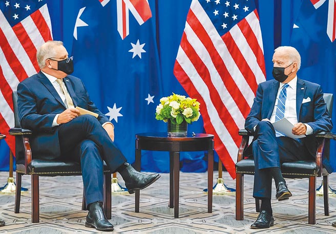 美國總統拜登（右）9月間在紐約與澳洲總理莫里森會面。澳洲、英國和美國合作推動的安全聯盟AUKUS，22日公開簽署合作文件，允許3國交換敏感的「海軍核動力推進資訊」。（摘自美國總統拜登臉書）