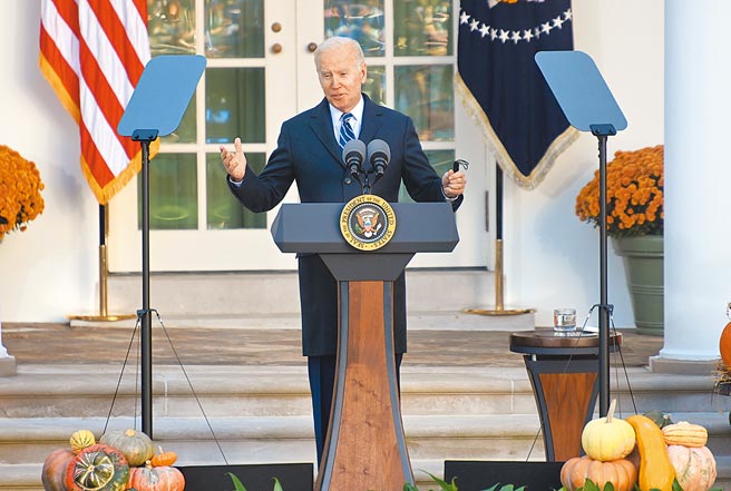 总部设在瑞典斯德哥尔摩的智库「国际民主及选举协助研究所」（IDEA）11月发表报告，指愈来愈多国家走向专制独裁，受威胁的民主国家数量之多前所未见，美国更首度被列为民主「倒退」的国家。图为美国总统拜登。（中新社）