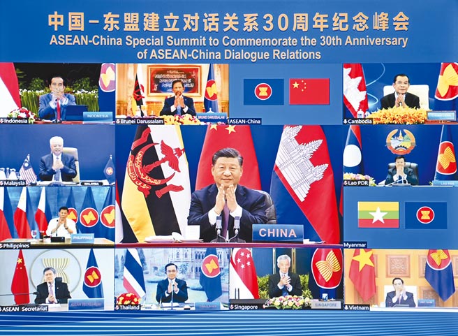 中國國家主席習近平22日以視訊方式參加中國─東協建立對話關係30周年峰會，並宣布與東協建立全面戰略夥伴關係。（新華社）
