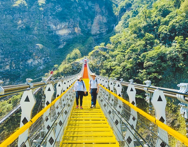 南投健行节，欢迎大家到双龙瀑布七彩吊桥登高望远！（廖志晃摄）