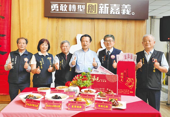 嘉义县「年菜送暖，温馨我嘉」活动，明年迈入第10年，累积10年下来，各界捐赠年菜金额已逾2000万元，11万余户家庭受惠。（吕妍庭摄）