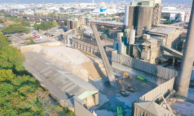 高雄市长陈其迈22日下午视察「高铁左营门户计画─半屏山南麓景观改造计画」场域，见证东南水泥厂区烟囱拆除倒下的过程。（高市新闻局提供／袁庭尧高雄传真）