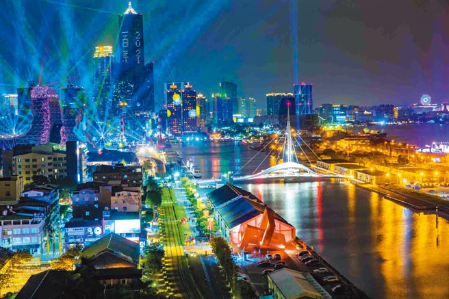 高雄市跨年傳出有旅宿業哄抬房價，觀光局怒喊要查。圖為去年跨百光年盛況。（高市府提供／柯宗緯高雄傳真）