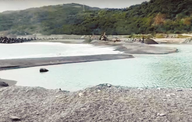 台东县大武乡尚武渔港的港嘴，已经几乎被淤沙堵住，渔船根本无法出海作业。（民眾提供／庄哲权台东传真）