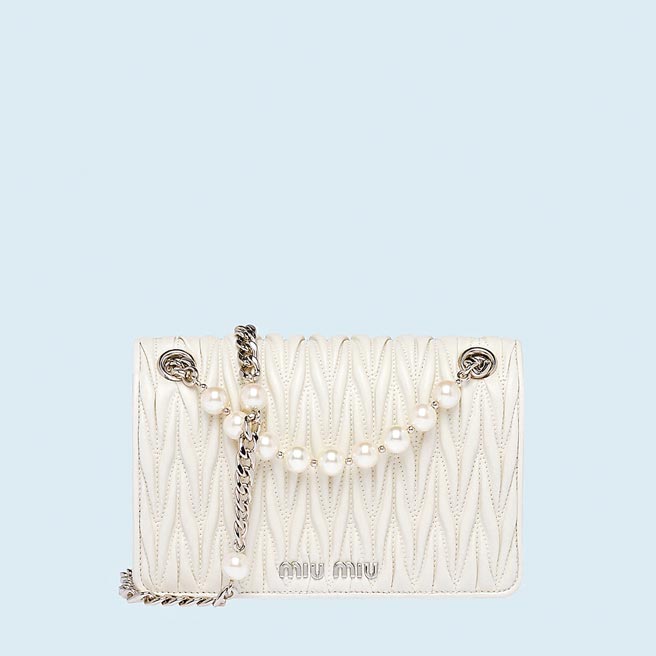 Miu Miu白色Matelasse纳帕软皮链袋包5万5000元。（Miu Miu提供）
