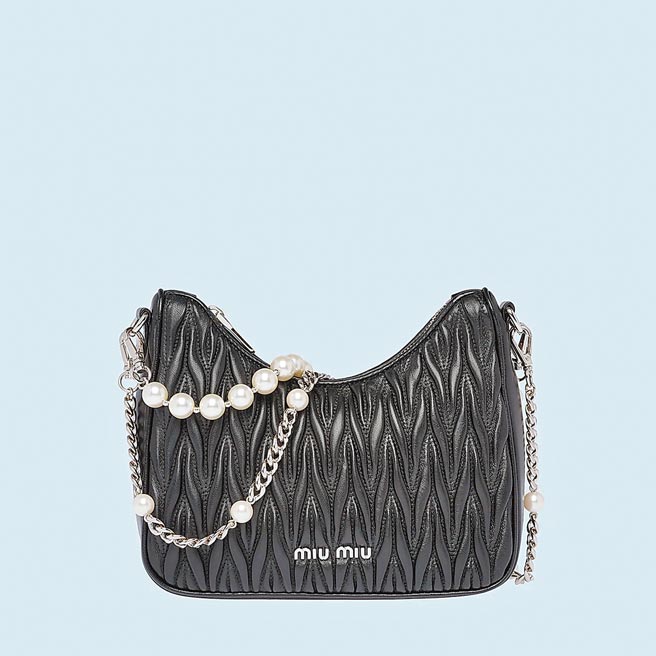Miu Miu黑色Matelasse纳帕软皮肩背包5万2000元。（Miu Miu提供）