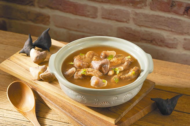 全联菱角排骨酥汤，每盒700g，169元。（全联提供）