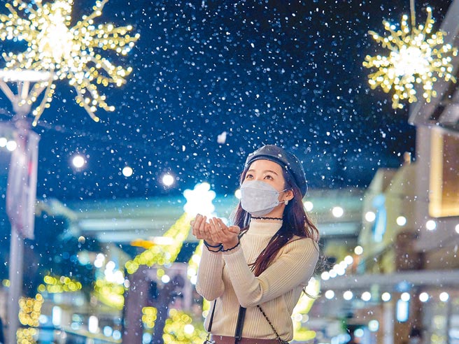 華泰名品城每日下午4點半到8點，全園區大道每半小時都會降下靄靄白雪，打造耶誕初雪國度。（華泰名品城提供）