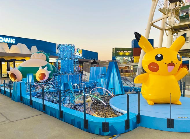 MITSUI OUTLET PARK台中港店推出了「閃耀冰幻遊樂園」，更特別在台中之星摩天輪打造了12個寶可夢主題車廂，下面還有模擬極地冰洋的「寶可夢舞台」。（MITSUI OUTLET PARK提供）