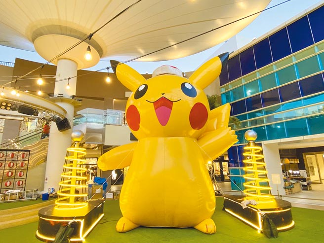 MITSUI OUTLET PARK在林口店跟台中港店都帶來了6米高的皮卡丘，分別帶來了「皮卡丘發電所」、「發見！皮卡丘」等耶誕裝置。（MITSUI OUTLET PARK提供）