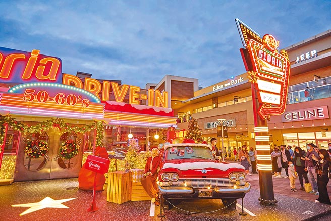 「桃園華泰名品城聖誕村」斥資千萬打造了以「Christmas Reunion噹我們歡聚一起」為概念的3大跨時代電影級場景讓民眾來感受「Newtro Christmas」。（華泰名品城提供）