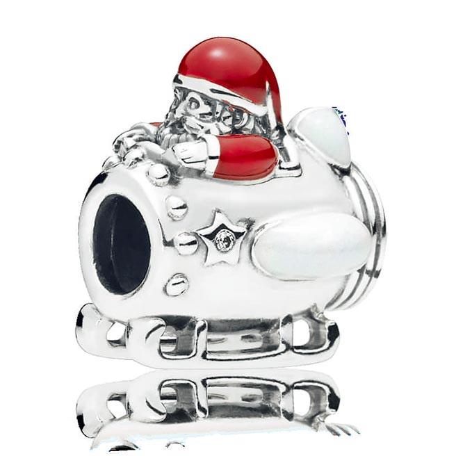 華泰名品城的PANDORA串飾，原價1880元，特價940元。（華泰名品城提供）